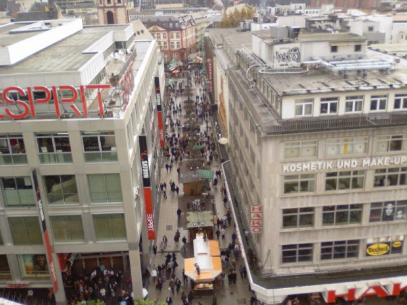 Frankfurt sehrinin alis-veris caddesi Zeil