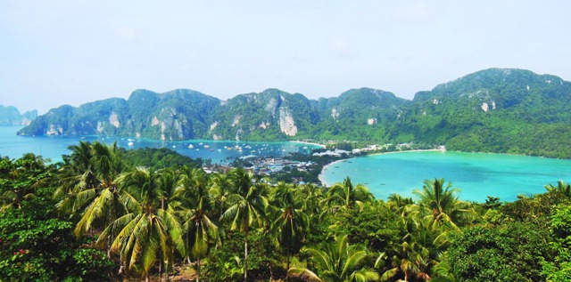 Bu manzara noktasina cikmayacaksaniz, Phi Phi adasina hic gitmeyin! Soldaki sahil Ton Sai Beach, sag taraf Loh Dalum Bay