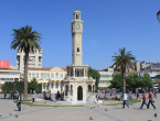 Das Wahrzeichen von Izmir: Der Uhrturm am Konak-Platz