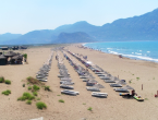 An Strand gibt es dank Naturschützer kein Hotel, so fahren die Besucher abends mit den Booten wieder zurück zu ihren Hotels