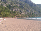 Der Strand ist an allen Stellen flach abfallend