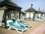 Gemütliche Liegestühle und Strandpavillons am Strand von Belek.